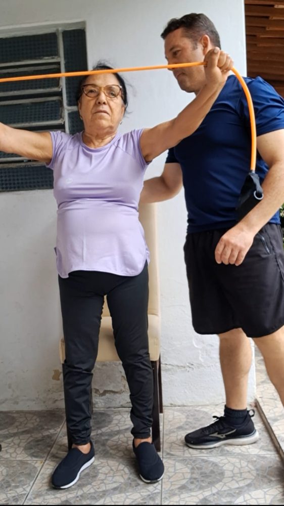Aluna treinando com faixa elástica
