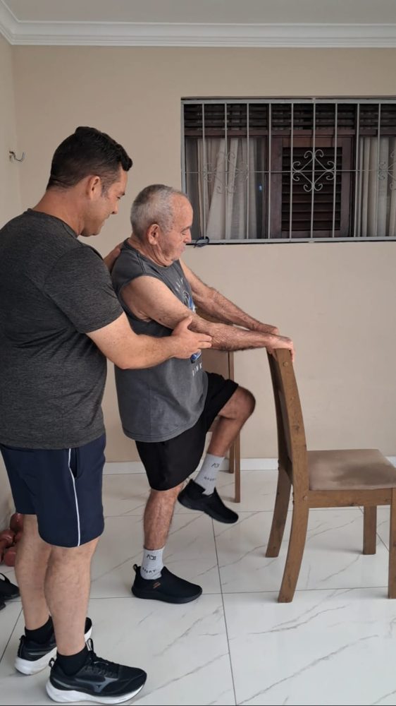 Exercício de agachamento com apoio na cadeira