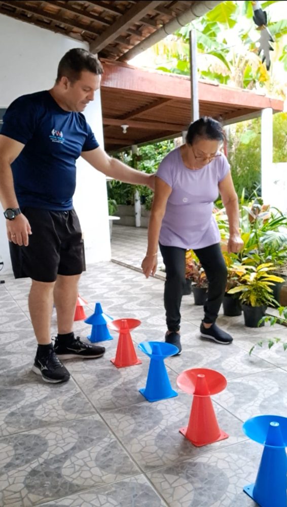 Antônio orientando aluna em circuito de cones